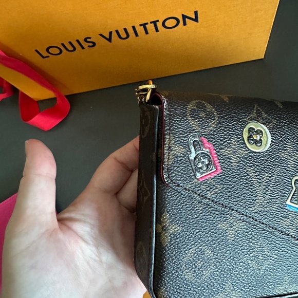 Louis Vuitton Felicie Key logo - Picture 9 of 17